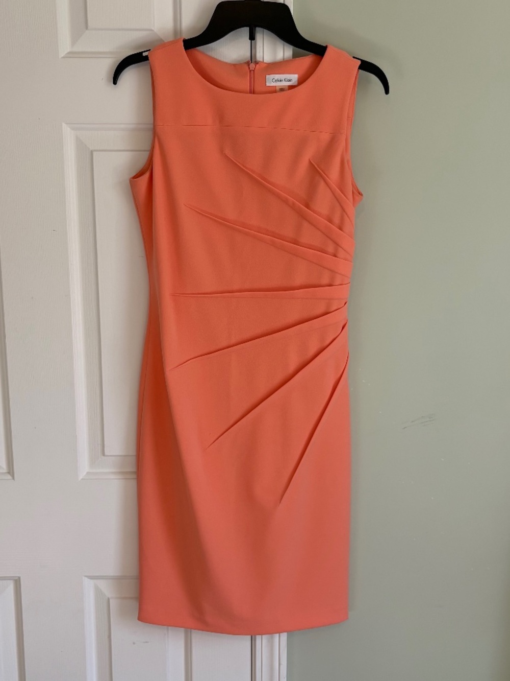 Peach/coral semi-fitted dress